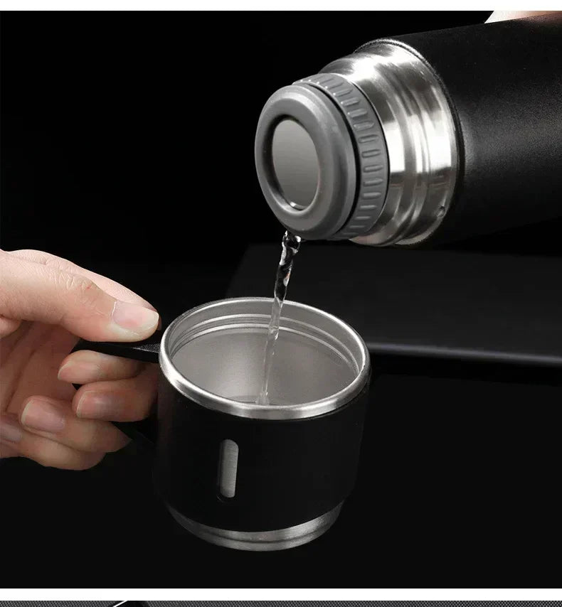 Garrafa Térmica de Aço Inoxidável 500ML - Estilo Executivo com Design Brilhante.