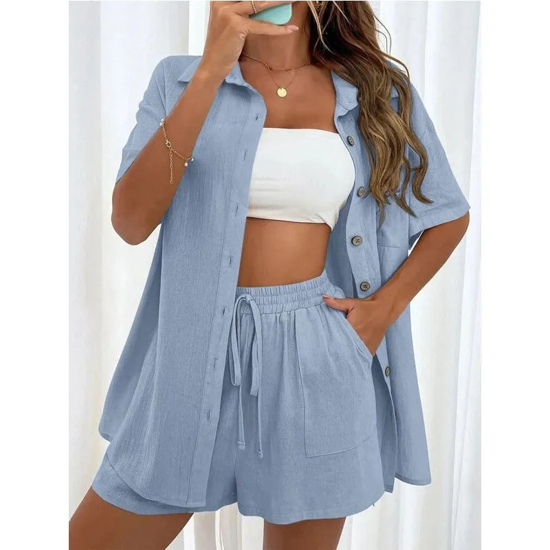 Conjunto de camisa e shorts para mulheres elegantes.