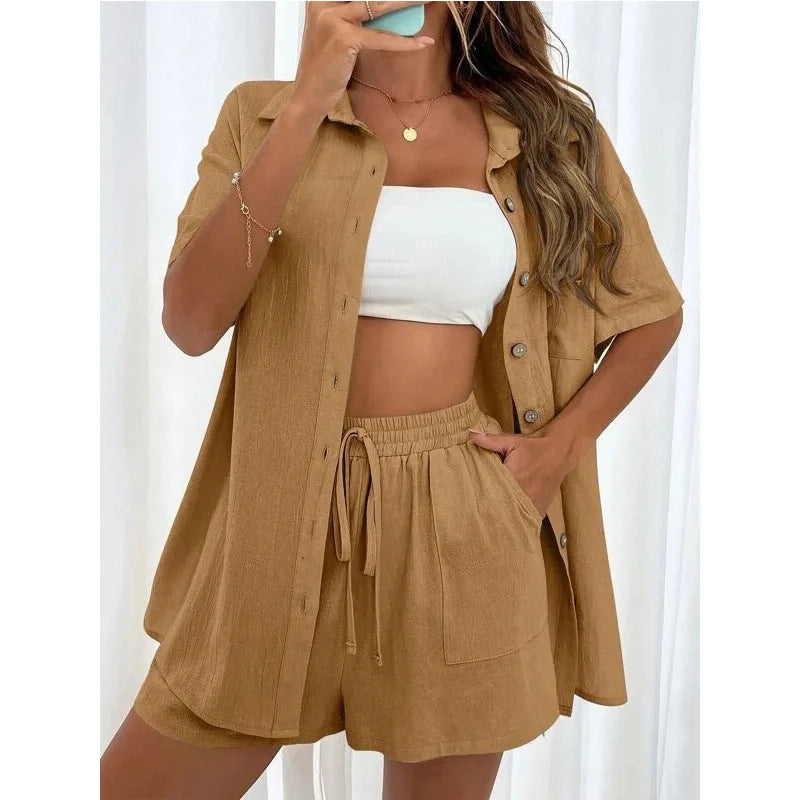 Conjunto de camisa e shorts para mulheres elegantes.